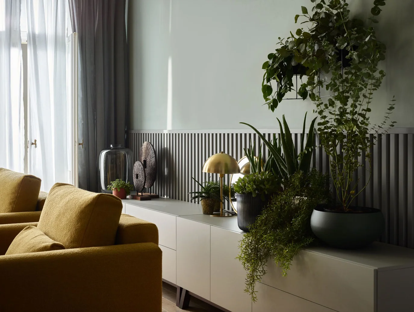 Elegancki salon z bluszczem na ścianie